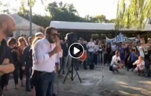 Matteo Salvini a Spello con gli occhiali da sole al comizio: "Ho l'orzaiolo" VIDEO