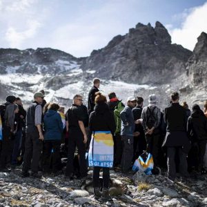 Svizzera, marcia funebre per il ghiacciaio scomparso: in 100 sono saliti sul Pizol