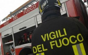 Roma incendio motorino auto liceo dante