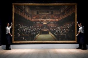 Banksy, asta record per il dipinto "Parlamento devoluto": venduto a 11,1 milioni di sterline