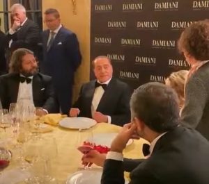 Berlusconi e la barzelletta... sul membro dell'asino VIDEO