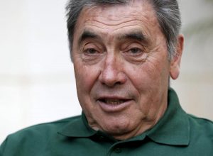 Eddy Merckx in ospedale dopo caduta in bici: ricoverato per grave trauma cranico
