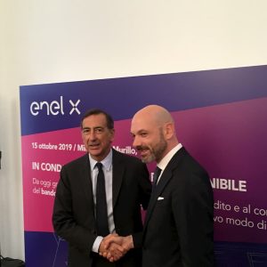 Beppe Sala con il responsabile Italia di Enel X, Alessio Torelli, all'inaugurazione del condominio di viale Murillo a Milano
