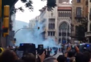 Barcellona, scontri e barricate: separatisti bloccano la città