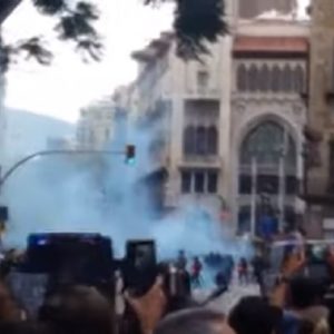 Barcellona, scontri e barricate: separatisti bloccano la città