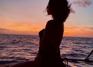 Belen Rodriguez in barca al tramonto: "Vita meravigliosa". Follower contro: "Non fai niente..."