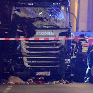 Germania, Tir rubato piomba su fila di auto al semaforo davanti al tribunale: 9 feriti