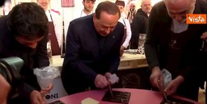 Berlusconi fa il cioccolato a Perugia: "Il mio ventitreesimo lavoro" VIDEO
