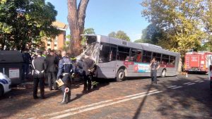 Roma, bus si schianta contro albero: ci sono passeggeri feriti