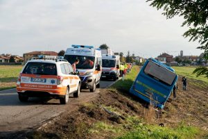 Besate (Milano), autobus carico di bambini esce di strada: 7 feriti lievi