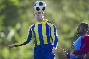 Un calciatore colpisce il pallone di testa