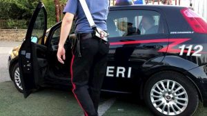 Vigevano, minaccia passanti col taglierino e ferisce un 18enne: arrestato uomo di 61 anni