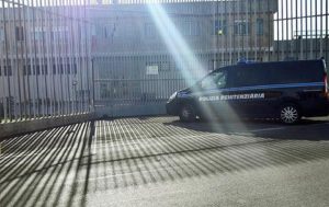 Pescara, detenuto distrugge la cella e manda gli agenti in ospedale