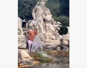 Reggia di Caserta, entra nel parco in auto e si fa il bagno nella Fontana VIDEO