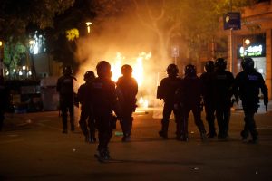 Catalogna scontri polizia manifestanti