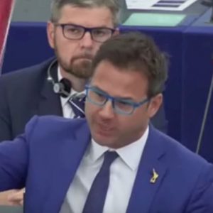 Ue, Angelo Ciocca (Lega) lancia cioccolatini turchi nell'aula del Parlamento Europeo VIDEO