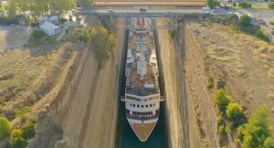 Canale di Corinto, il passaggio della crociera
