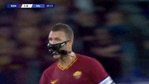 Dzeko Roma Milan gol maschera sembra Bane nemico di Batman 