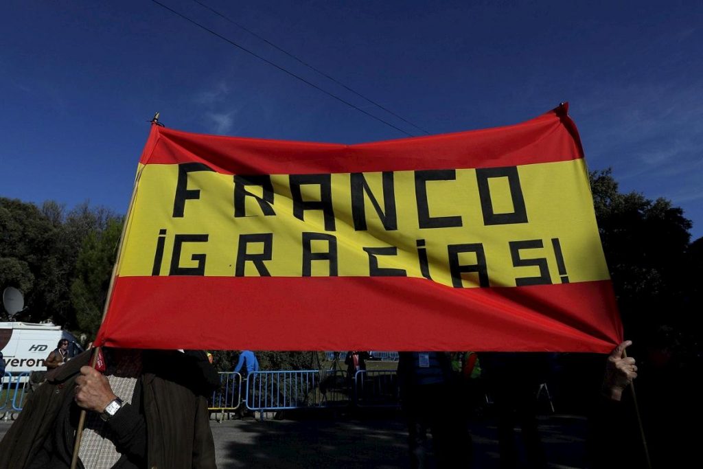 Nostalgici con la bandiera "Grazie Franco!"