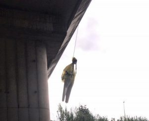 Roma, manichino di Greta Thunberg impiccato sotto ponte. Virginia Raggi: "Vergognoso"