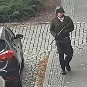 Halle (Germania), assalto alla sinagoga: neonazista spara in diretta web e grida: "Gli ebrei sono il male"