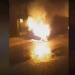 San Giorgio a Cremano, incendiate le auto del consigliere Ciro Russo: "M**de, non mi fermerete" VIDEO