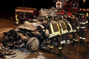 Belmonte Mezzagno (Palermo), incidente al rientro a casa: auto prende fuoco. Due minorenni morti carbonizzati