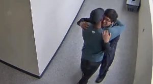 Insegnante disarma e abbraccia uno studente entrato a scuola con un fucile VIDEO