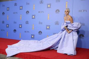 Lady Gaga, il mistero dell'abito di Valentino dei Golden Globe dimenticato in albergo e messo all'asta