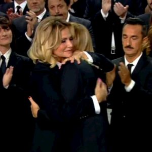 Le Iene, Simona Ventura abbraccia Alessia Marcuzzi in lacrime