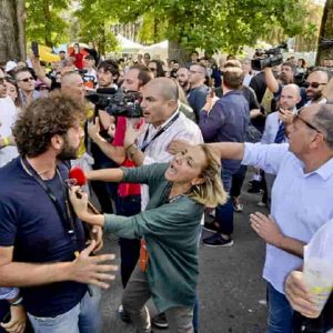 Le Iene a Napoli provano a intervistare la Raggi, attivisti M5s aggrediscono Filippo Roma