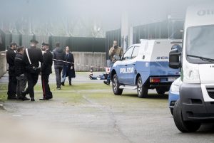 Linate (Milano), clochard trovato morto nel parcheggio dell'aeroporto: mani e piedi legati con filo di ferro
