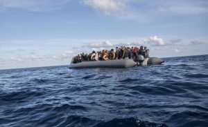 Migranti, 12 cadaveri su un fondale a Lampedusa: una madre abbracciata al bimbo