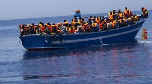 Migranti sul barcone rifiutano di tornare indietro e impugnano i coltelli