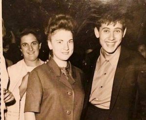 Gianni Morandi e la fan Gabriella: pubblica una foto di 53 anni fa e la ritrova
