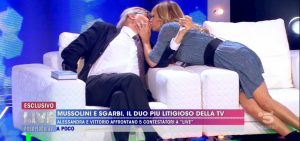 Live - Non è la D'Urso, bacio tra Vittorio Sgarbi e Alessandra Mussolini