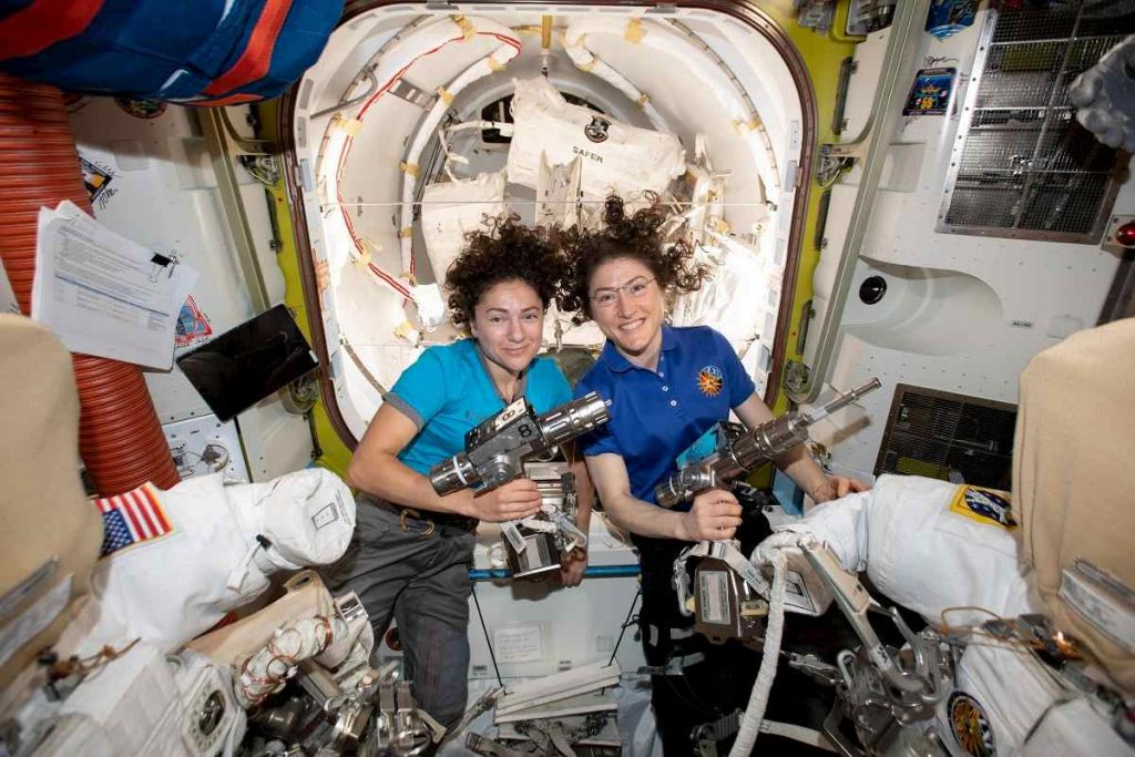 Le due astronaute provano la tuta  