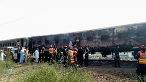 Pakistan, incendio su un treno passeggeri: 65 morti, 40 feriti VIDEO