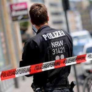 Amburgo, aggressione con coltello nel tribunale: uomo in fuga