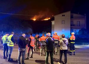 Arborea (Oristano), incendio in pineta: evacuate 240 persone dal resort Ala Birdi VIDEO