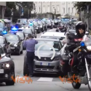 Sparatoria Trieste sirene omaggio polizia