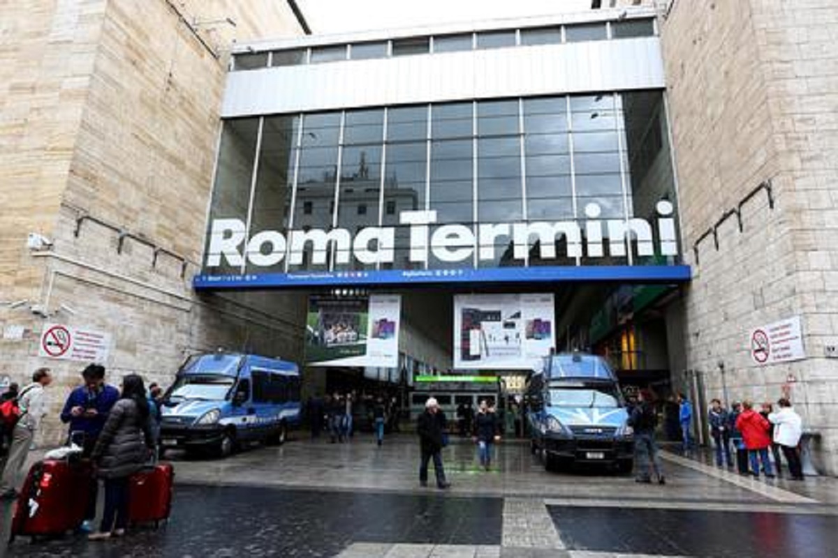 Roma, stazione Termini: si finge venditore ambulante, strappa mascherina a una donna e la bacia in bocca. Condannato a 1 anno di carcere