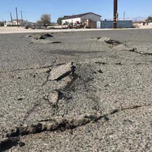 Una strada dopo un terremoto, Ansa