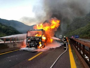 Bolzano, autostrada del Brennero: tir in fiamme e tamponamento. Cinque feriti