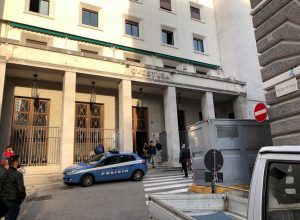 Trieste, sparatoria davanti alla Questura: uccisi due poliziotti. Fermati due fratelli