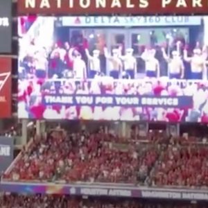 Trump allo stadio, i tifosi lo accolgono con "buu" e "arrestatelo" VIDEO