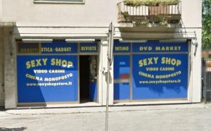 Venezia turista morto infarto sexy shop
