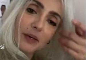 Ambra Angiolini con i capelli bianchi durante una diretta su Instagram