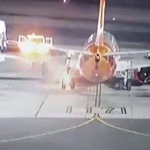 Sharm el-Sheikh, aereo prende fuoco ad un motore durante l'atterraggio VIDEO