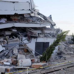 Terremoto Albania, uomo muore lanciandosi dal balcone per il panico